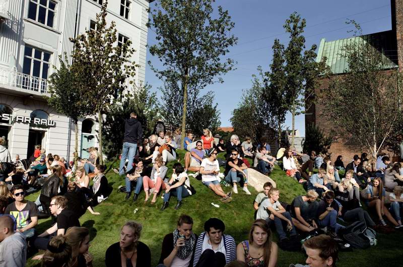 Unge mennesker hænger ud på Store Torv i Aarhus